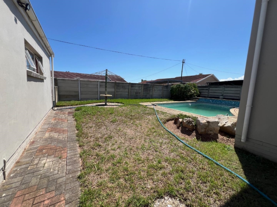 To Let 4 Bedroom Property for Rent in Rowallan Park Eastern Cape